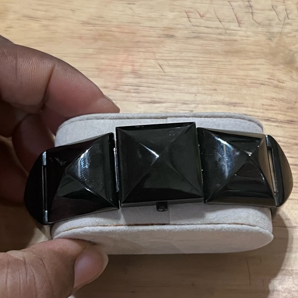 Vince Camuto Ladies Black Metal Pyramid-shaped Bracelet Watch VC/ 5027 Y121 - Picture 2 of 7